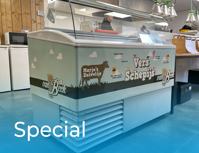 emvee-ontwerp-Made-belettering-van-beek-asperges-terheijden-ijsvitrine-wrappen-A
